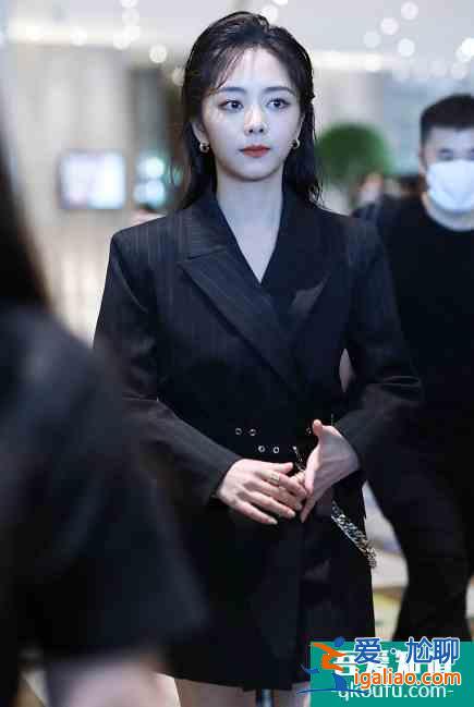 《以家人之名》谭松韵戏里戏外大不同，把西装当连衣裙来穿，好飒？