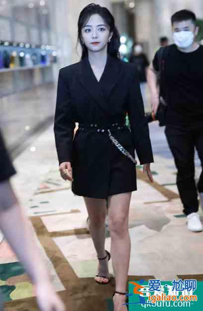 《以家人之名》谭松韵戏里戏外大不同，把西装当连衣裙来穿，好飒？