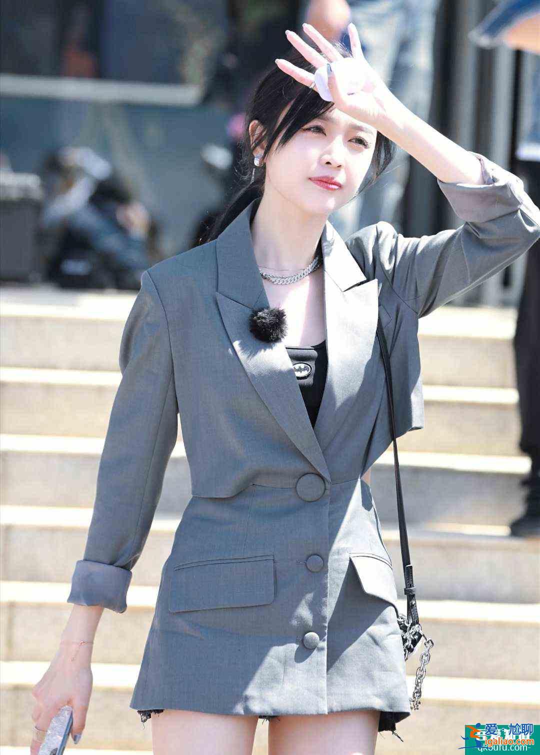 《以家人之名》谭松韵戏里戏外大不同，把西装当连衣裙来穿，好飒？