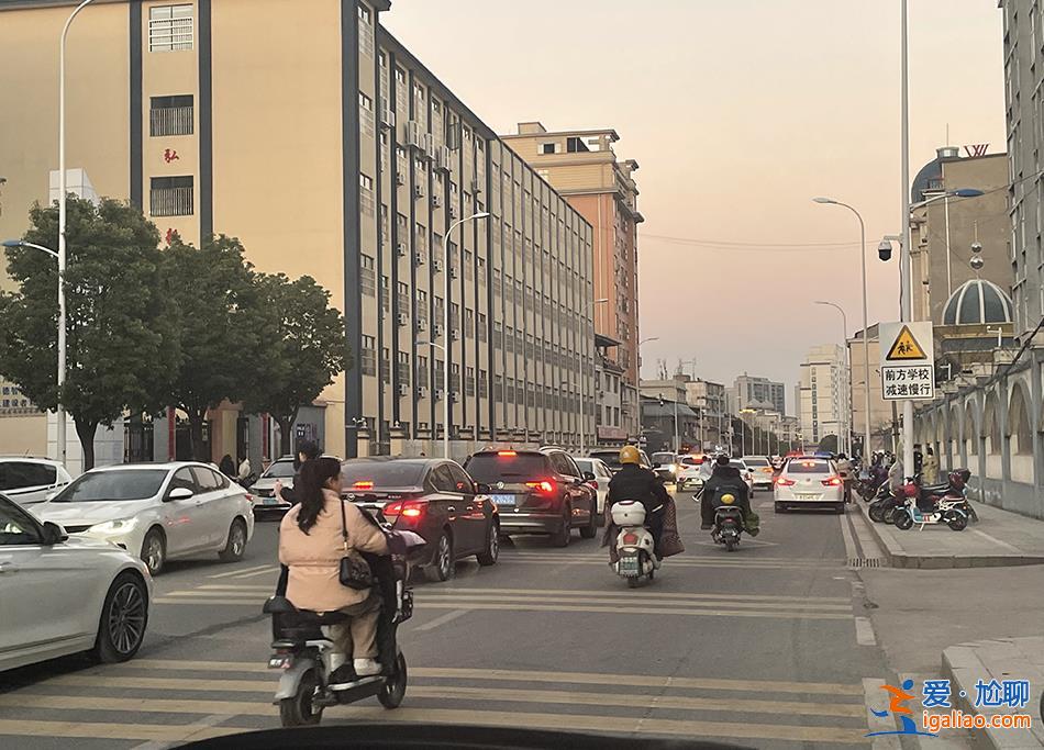 主播扎堆县城 炮制谣言泛滥？