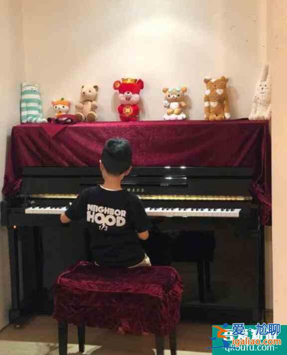 杨千嬅晒儿子弹钢琴 小丁在钢琴前认真弹奏画面温馨？