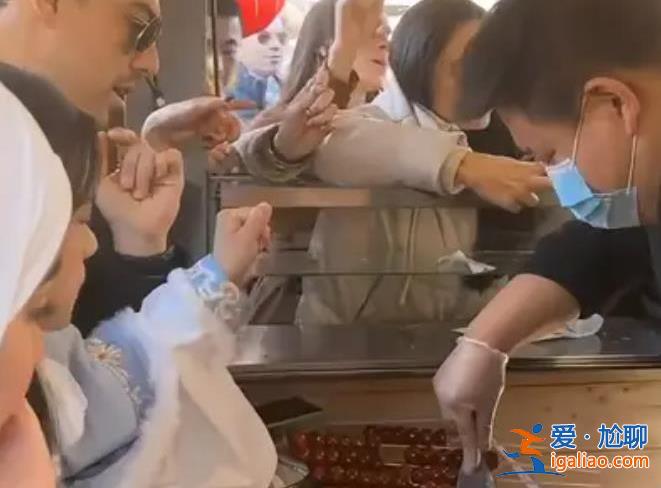 中国人在西班牙卖糖葫芦1串30元 生活太火爆了？