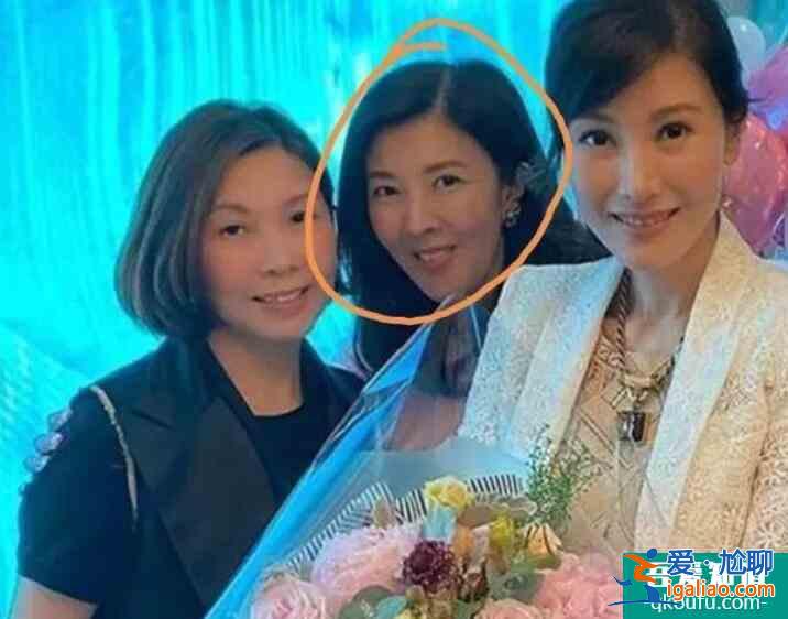 李嘉欣姐姐罕见露面 皮肤光滑紧致保养得当？