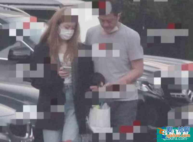 李亚鹏接女儿回家 14岁李嫣打扮时尚尽显明星气质？