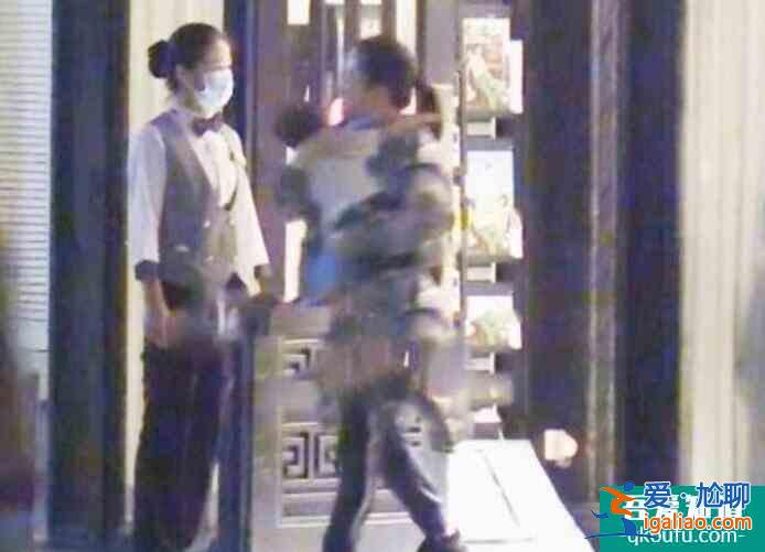 赵丽颖带儿子现身 儿子脑门又高又大可爱呆萌十足？