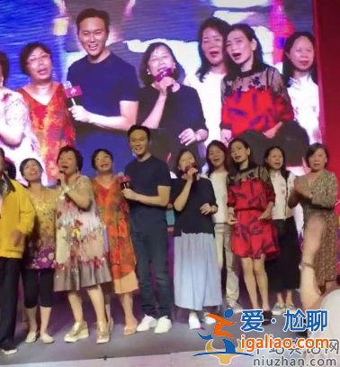 张智霖陪一群富婆唱歌!对方强制搂腰拥抱 现场视频曝光太尴尬