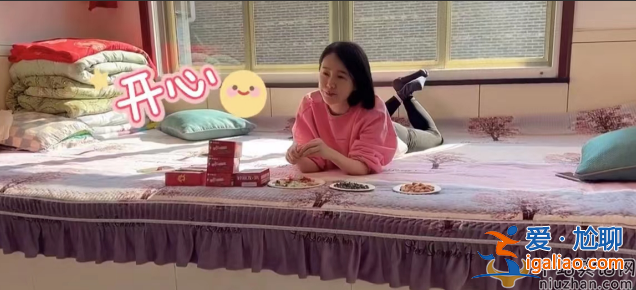 左小青近况曝光!携女儿回家过节太低调 素颜躺炕上嗑瓜子大长腿吸睛