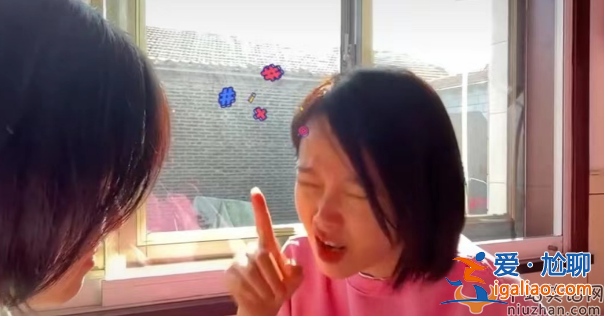 左小青近况曝光!携女儿回家过节太低调 素颜躺炕上嗑瓜子大长腿吸睛