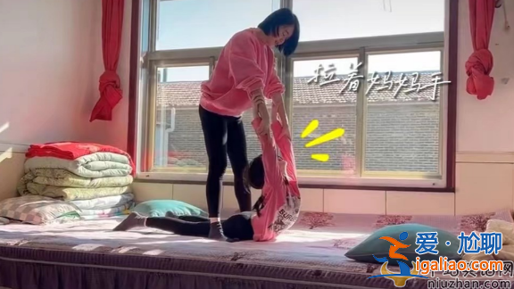 左小青近况曝光!携女儿回家过节太低调 素颜躺炕上嗑瓜子大长腿吸睛