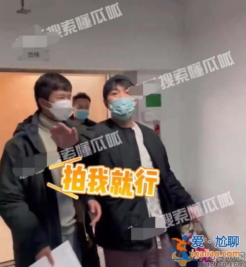 狂飙张颂文遭粉丝围堵 大器晚红满脸疲惫 双鬓白发低调为粉丝签名