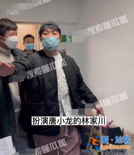 狂飙张颂文遭粉丝围堵 大器晚红满脸疲惫 双鬓白发低调为粉丝签名
