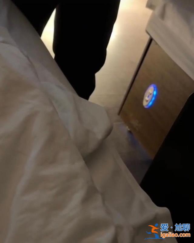 顾客盖着被子没看到 师傅很正直？