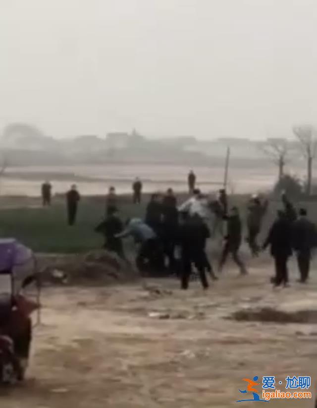 陕西扶风县多名拆迁人员持械与村民发生冲突致6人受伤 警方正在调查？