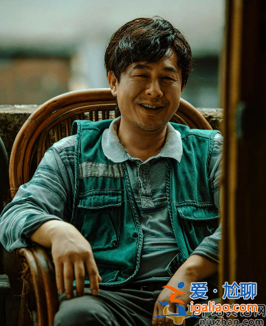 张颂文沙漠捡垃圾被嘲讽!被剧组嫌弃扔在沙漠 剧组默认不发话