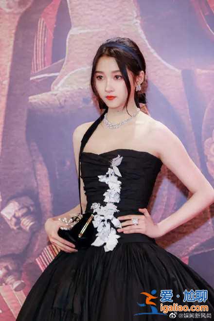 “凡尔赛”张蓝心亮相上海电影节，戴“鸽子蛋”宣传新电影？