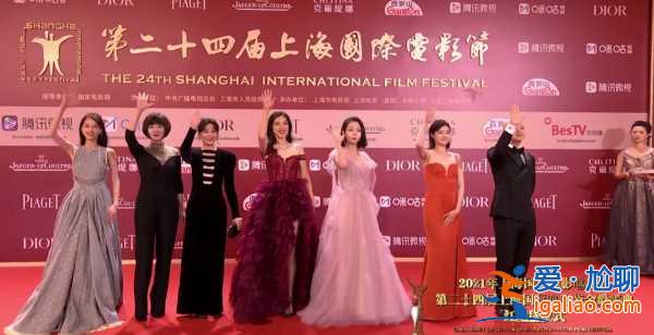 “凡尔赛”张蓝心亮相上海电影节，戴“鸽子蛋”宣传新电影？