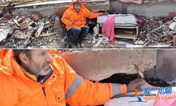 土耳其地震，，废墟中以父亲拉着遇难女儿的手不肯离开[废墟]？