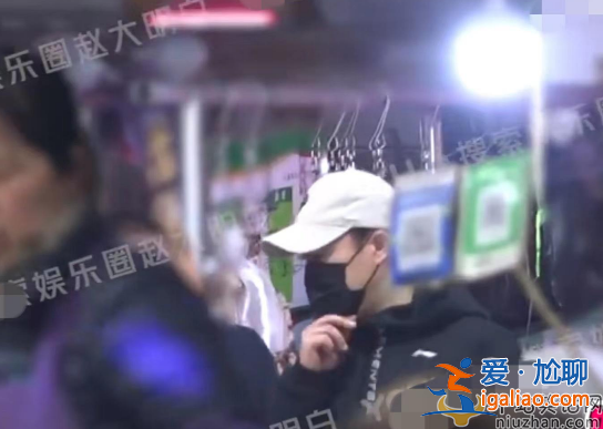 张颂文菜市场被围观!诸多狗仔跟拍现身菜市场 穿198元外套太低调