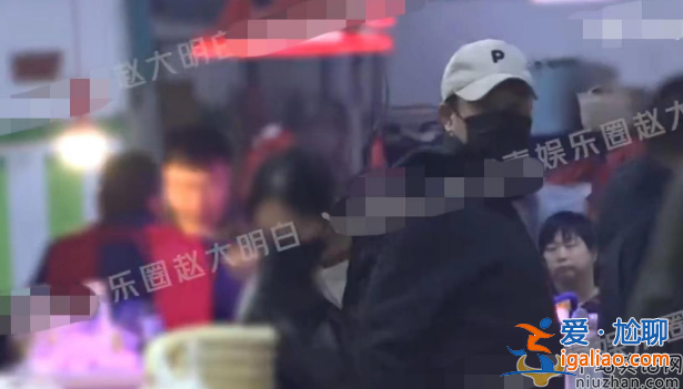 张颂文菜市场被围观!诸多狗仔跟拍现身菜市场 穿198元外套太低调
