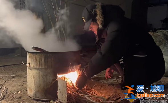 《狂飙》老默用农村土灶做鱼!动作娴熟惹人疼，家徒四壁环境难堪