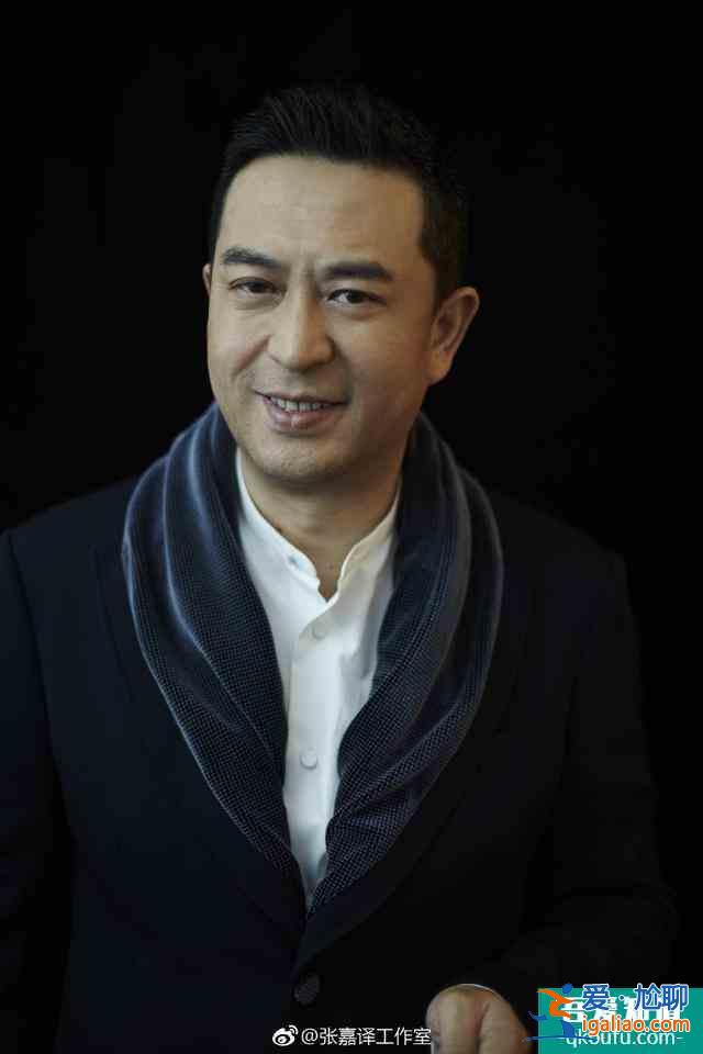 张嘉译改名了？《在一起》剧组没有打错字，他的工作室认证也改了？
