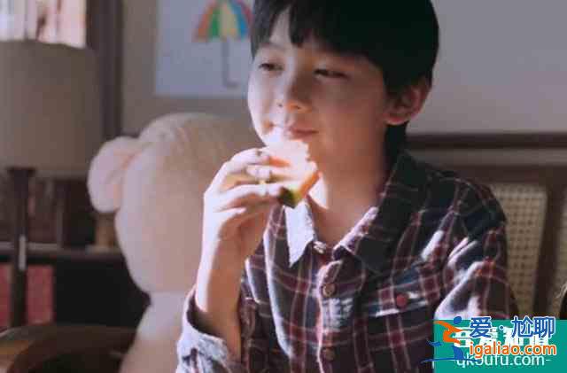 《以家人之名》看哭了，孩子长大的瞬间，都是在妈妈看不见的地方？
