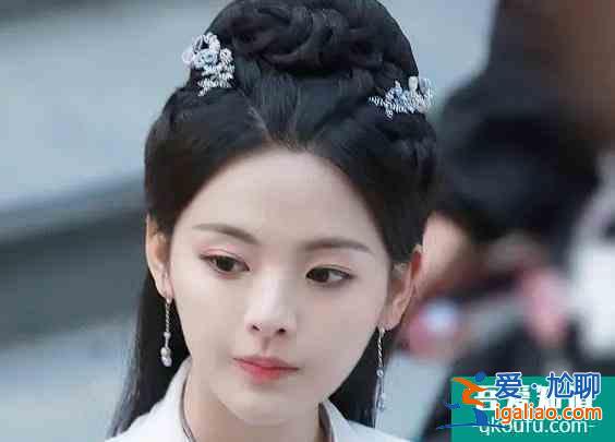 《且听凤鸣》开播获7.4分，杨超越演技在线，剧情老套服化道惊艳？