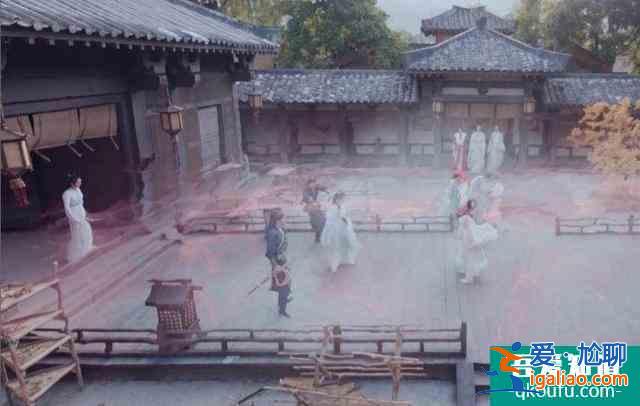 《且听凤鸣》开播获7.4分，杨超越演技在线，剧情老套服化道惊艳？