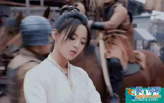 《且听凤鸣》开播获7.4分，杨超越演技在线，剧情老套服化道惊艳？