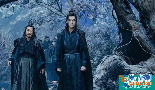 《且听凤鸣》开播获7.4分，杨超越演技在线，剧情老套服化道惊艳？