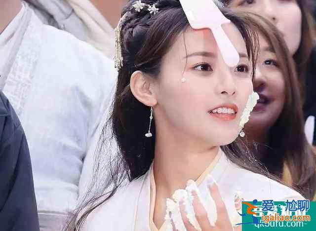 《且听凤鸣》开播获7.4分，杨超越演技在线，剧情老套服化道惊艳？