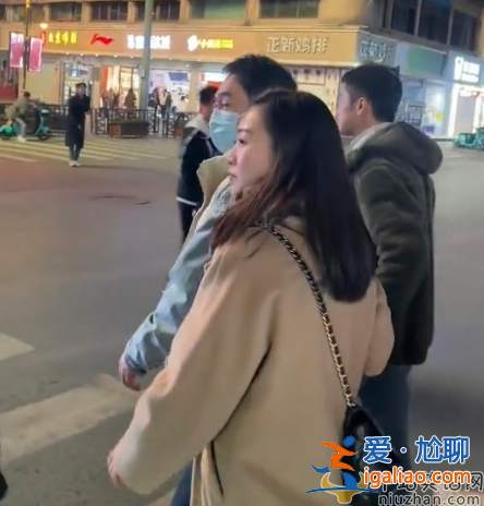 张颂文最新情况！逛夜市遭粉丝围堵 女助理背4万包亲密挽手惹争议