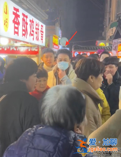 张颂文最新情况！逛夜市遭粉丝围堵 女助理背4万包亲密挽手惹争议