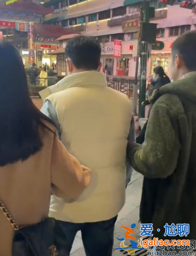 张颂文最新情况！逛夜市遭粉丝围堵 女助理背4万包亲密挽手惹争议