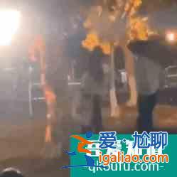 《以家人之名》大哥小妹太甜，剧透超多吻戏，背后故事令人心疼？