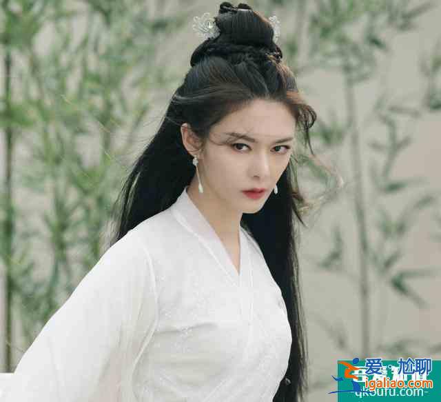 《且听凤鸣》首播反响极佳！男女主CP感强，杨超越瞪眼式演技被嘲？