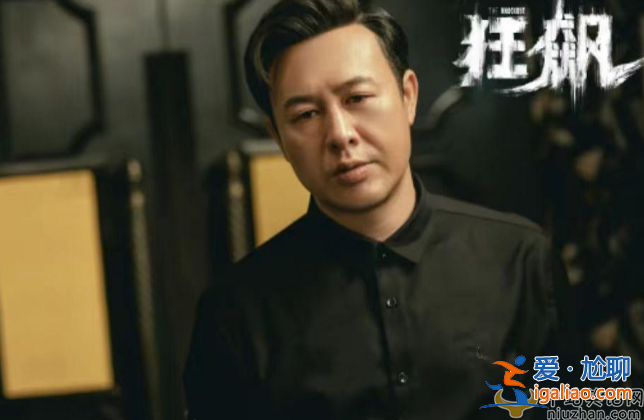 张颂文最新情况！机场遭女粉围堵尴尬合影 反对接机劝粉丝别来