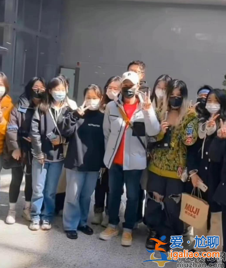 张颂文最新情况！机场遭女粉围堵尴尬合影 反对接机劝粉丝别来