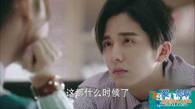 《以家人之名》贺子秋看见花裙子想妈妈，抱照片窝墙角流泪，心疼？