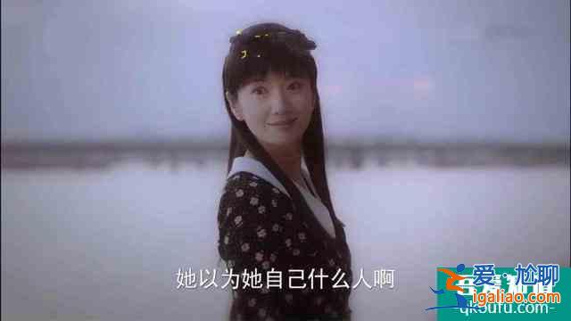 《以家人之名》贺子秋看见花裙子想妈妈，抱照片窝墙角流泪，心疼？