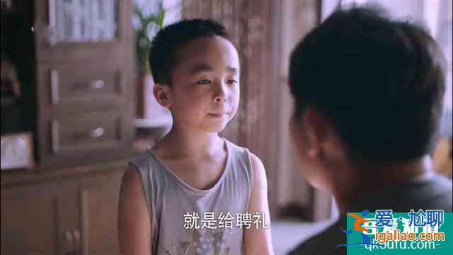 《以家人之名》贺子秋看见花裙子想妈妈，抱照片窝墙角流泪，心疼？