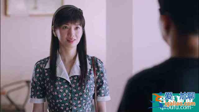 《以家人之名》贺子秋看见花裙子想妈妈，抱照片窝墙角流泪，心疼？