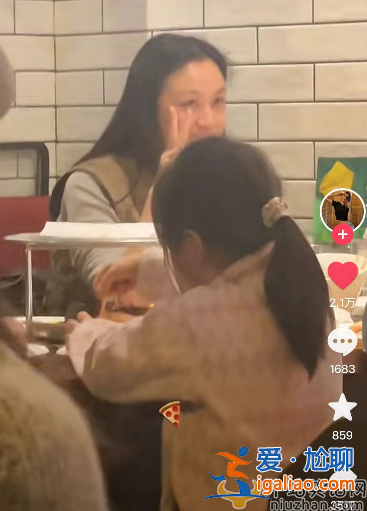 汤唯一家三口罕见同框!素颜现身肤色蜡黄 热情配合网友合影太有爱