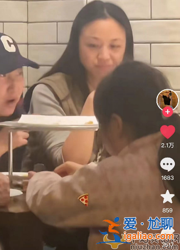 汤唯一家三口罕见同框!素颜现身肤色蜡黄 热情配合网友合影太有爱
