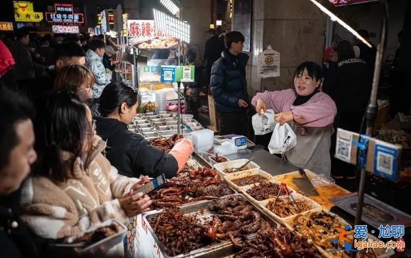 上海最大露天夜市关了 城管称“未经属地备案” 网友吵翻了？