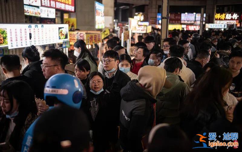 上海最大露天夜市关了 城管称“未经属地备案” 网友吵翻了？