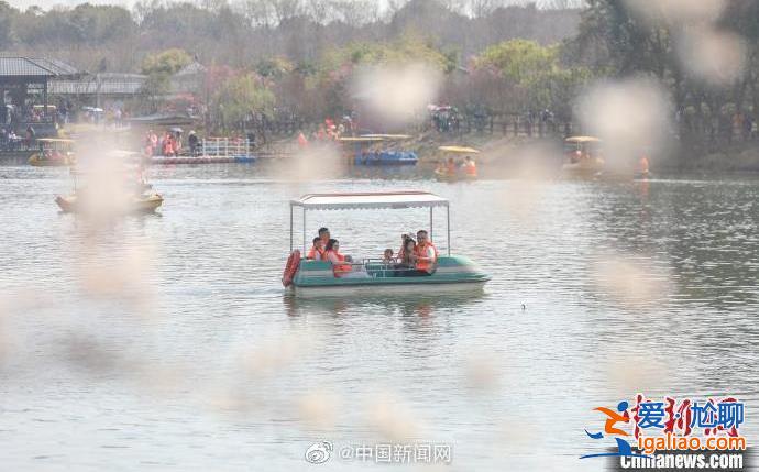 建议增设中小学生春秋假 相应缩短暑假时间？
