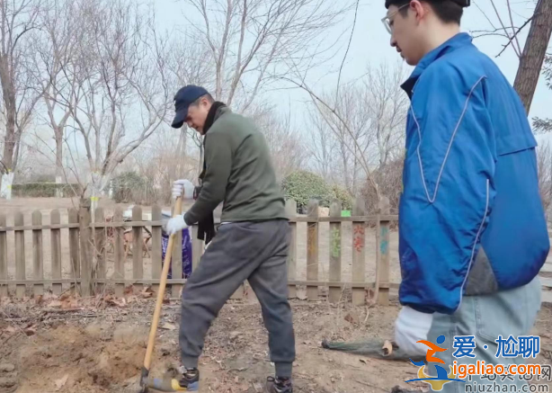 李亚鹏下地干活被质疑！工具太新遭网友吐槽 仰头大吼行为尴尬