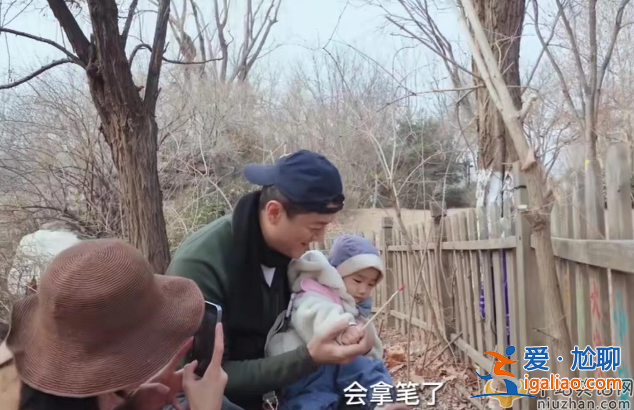 李亚鹏下地干活被质疑！工具太新遭网友吐槽 仰头大吼行为尴尬