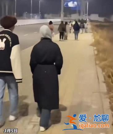 山西一地出租车乱要价 学生嫌贵从高铁站徒步2小时回学校 官方回应？